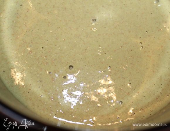 Банан заперюрировать в блендере , добавить яйцо, кефир, кипяток, зелёный чай матча, соду. В ёмкости отмерить необходимое кол-во муки 2-ух видов. В сухие ингредиенты влить смесь из блендера. 