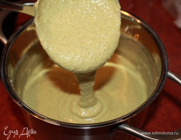 Оставить тесто отдохнутьна 20 минут. Оно получается сначала жидковатым, но позже загустеет. 