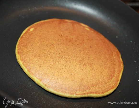 Смазать единожды сковородку маслом, больше смазывать нет необходимости. Выпекать блины под крышкой по 1,5-2 минутки с каждой стороны на среднем огне. Переворачиваются легко.