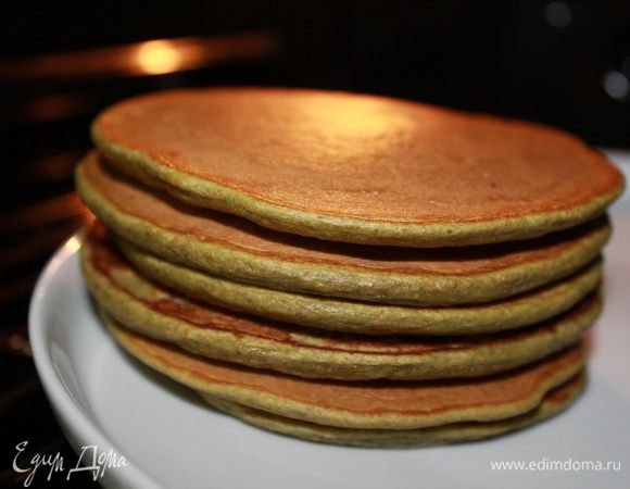 Получается 9 панкейков большего размера. Я их ставлю в духовку, пока все не спеку.