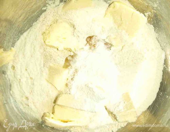 Соединяем все ингредиенты для теста. Замешиваем в однородную массу.