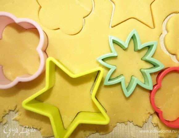 Тесто раскатываем и вырезаем формочками фигурки. Складываем на противень и отправляем в разогретую до 180 градусов духовку на 15 минут или пока печенье не зарумянится.  Достаем готовое печенье и даем ему остыть.