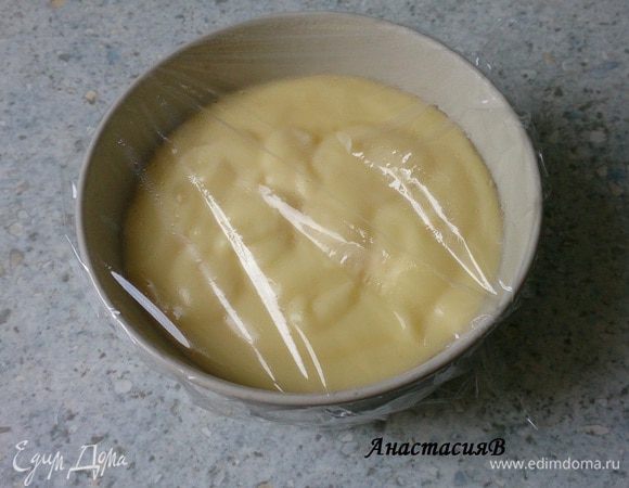 Довести до кипения 350мл молока. Смешать 5ст.л. молока (не указано в списке ингредиентов), 3ст.л. сахара и ванильный пудинг. Убрать кастрюлю с молоком с плиты, добавить в него
пудинговую массу. При непрерывном помешивании в течение 2-х минут проварить на медленном огне. Выложить в миску, накрыть пищевой пленкой, дать остыть.