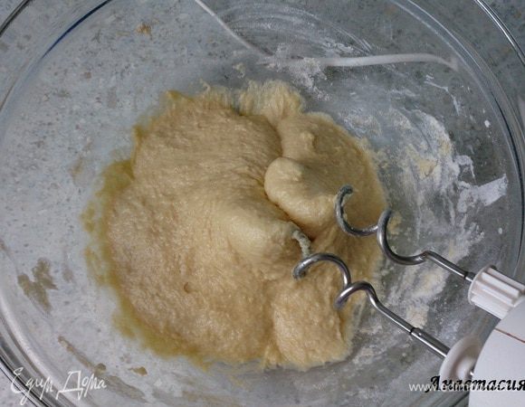 В 75мл теплого молока растворить дрожжи, добавить 1ст.л. сахара, накрыть и дать подойти в теплом месте 10 минут.
Тем временем просеять муку в большую миску, перемешать с 3ст.л. сахара и солью. Добавить дрожжевое молоко, яйцо и мягкое масло. Миксером с насадкой для теста все перемешать до однородного состояния. Снова накрыть и поставить в теплое место на 30 минут.