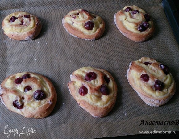 Выпекать в предварительно разогретой до 200 градусов духовке 20 минут до золотистой корочки.