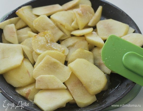 Небольшое количество воды (1-2ст.л) доводим до кипения с 1-2 столовой ложкой сахара. В полученном сиропе потушить почищенные и порезанные на дольки яблоки, около 5 минут.