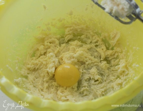 Сливочное масло взбиваем миксером на небольшой скорости с оставшимся сахаром, добавляем желтки...