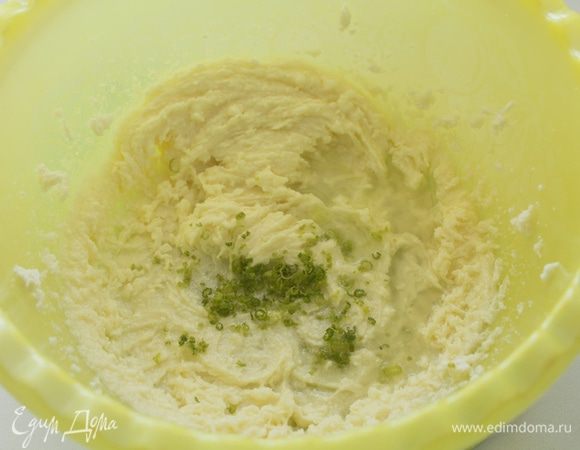  Цедру, сок лайма (или лимона).