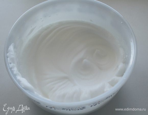 В отдельной емкости взбиваем белки до жестких пиков.