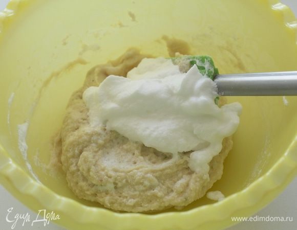 Добавить по частям белок в тесто.