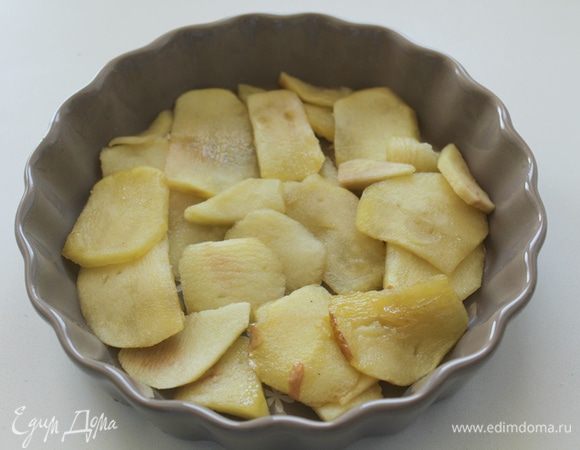 В смазанные маслом формы выкладываем яблоки.