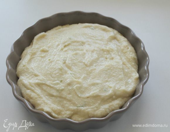 Сверху распределяем слой теста. 