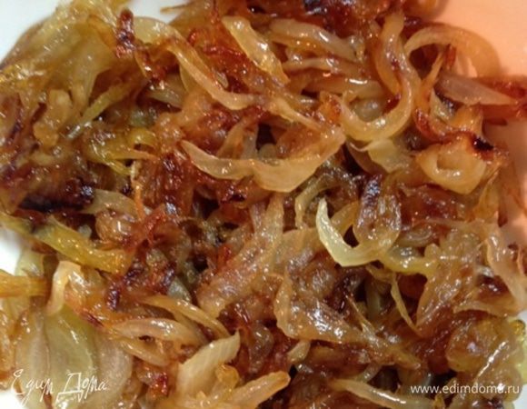 У меня этот процесс занял где-то минут 30. Может уйти и больше времени, все зависит от величины лука и качества посуды. 
Вот такой ароматный и вкусный лучок получается!