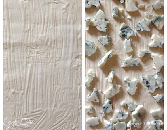 Теперь собираем пироги. 
Смазываем тесто горчицей, отступая где-то по 1 см от краев. На 1 пласт уйдет по 1 ч. л. горчицы. 
Затем выкладываем кусочки сыра в хаотичном порядке. Любители могут брать сыра по-больше, чтобы его вкус доминировал.