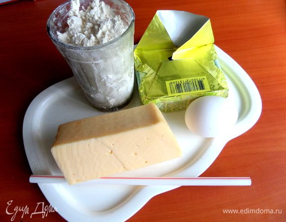 Продукты для теста...Муки ушло 135 грамм+на доску грамм 15,всего нужно 1,5 стакана муки.