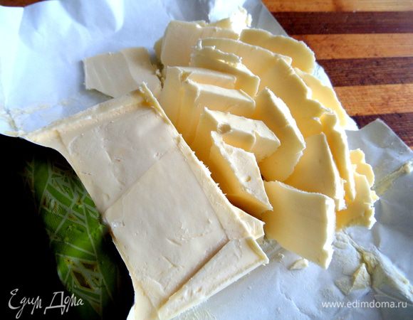 Масло нарезать кусочками...Можно взять солёное,тогда на верх солью не посыпать!