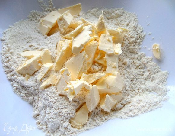 Соединяем масло с мукой (100 г).