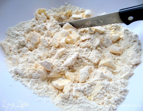 Порубим масло в муке ножом.