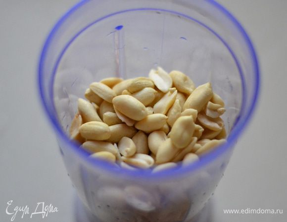 Для начала сварите 2 баночки сгущенного молока (3 ст.л. с одной баночки в тесто,а остальное в крем),каждая по 380 грамм. Варить в в кастрюле,заполненной водой около 2-2.5 часов. Арахис почистить и отправить в блендер. Измельчить в крошку,не страшно,если будут попадаться крупные кусочки.