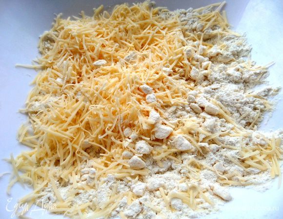 Высыпаем порциями в муку с маслом и перетираем рукой.