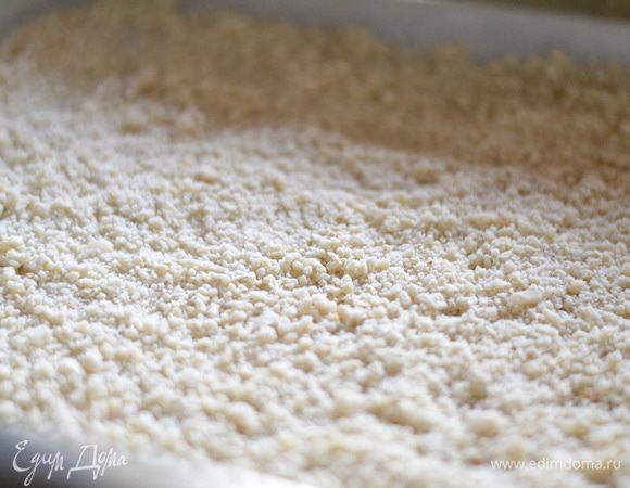 Измельченный арахис отправить в духовку на 200 градусов. Немного поджарить до золотистого цвета.