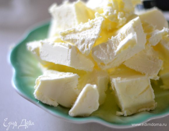 Готовим тесто. Масло комнатной температуры порезать на кубики.