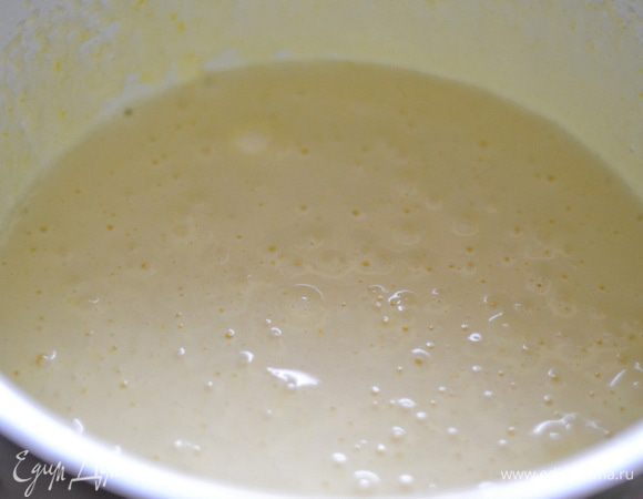 Взбить яйца с сахаром до бела.