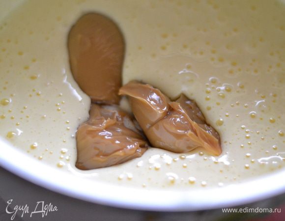 Добавить 3 полных столовых ложки сгущенного молока,взбить миксером.