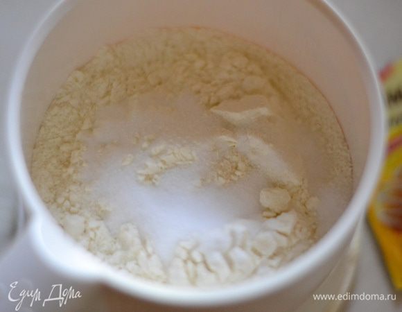 Затем добавить просеянную муку (450-500 грамм) с разрыхлителем