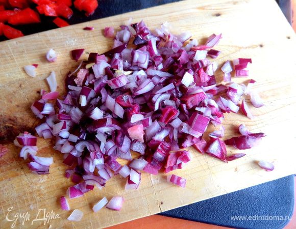 Далее для ароматы очень мелко нарежем лук.