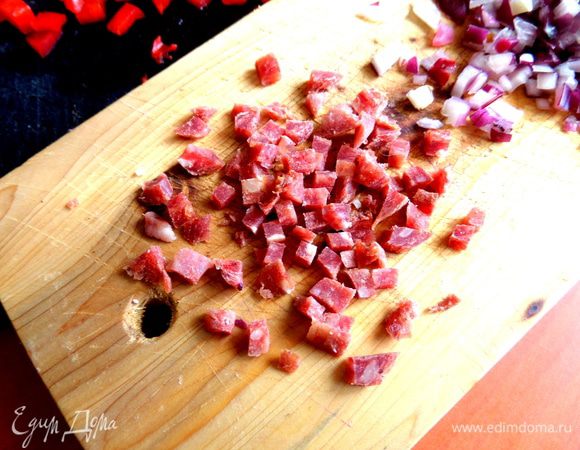 Салями совсем чуть-чуть,2 кружочка измельчим для придания копчёного аромата)))