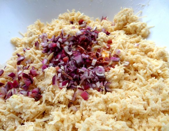 Высыпаем добавки в тесто...