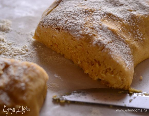 Присыпать мукой рабочую поверхность ,выложить тесто и сверху его также присыпать мукой,совсем немного замесить и порезать на небольшие брусочки.