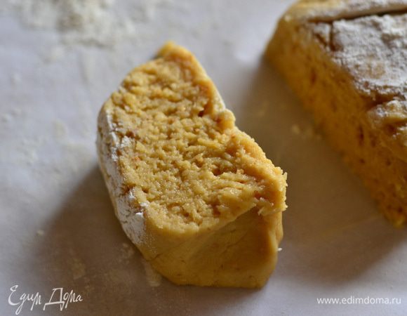 У меня форма размером 21 см. в диаметре. Брусочков получилось 12,для такого торта очень много,так как я готовила тортик из 9 коржей и он получился очень высокий,поэтому советую сократить немного количества ингредиентов,или же приготовить арахисовое печенье,дети сметут на раз-два,уверяю! Так же и с кремом, из указанного количества в ингредиентах мне хватило ровно на 9 коржей.