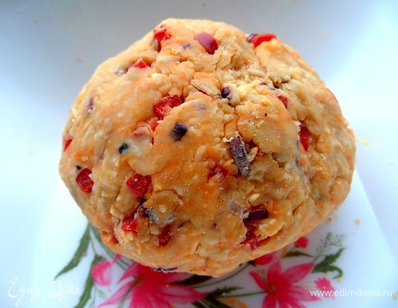 Мнём тесто руками...Вот тут мне и понадобилась дополнительная мука,из-за сока овощей,зато они придали яркий красивый цвет тесту!