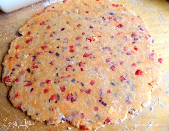 Раскатываем крутое тесто в пласт...