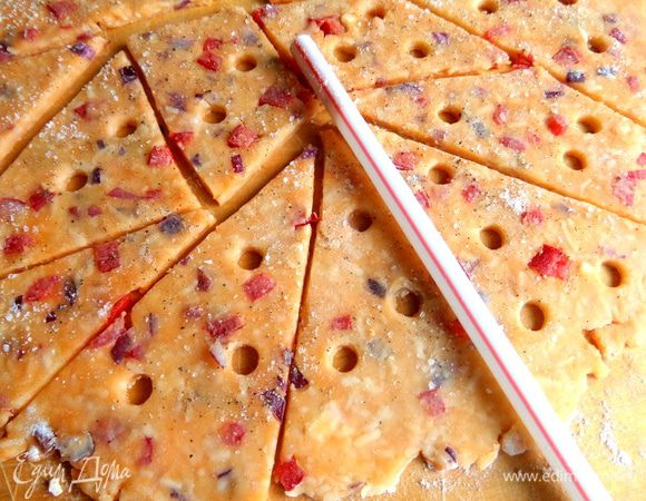 Берём толстую соломинку и прокручиваем дырочки в тесте,имитирую дырки в сыре))))