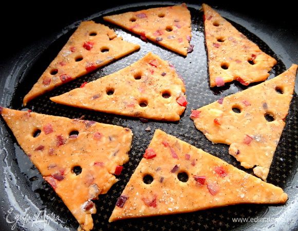 Выкладываем треугольники в смазанную слегка непригораемую форму и печём минут 5-7 в разогретой до 190* духовке.