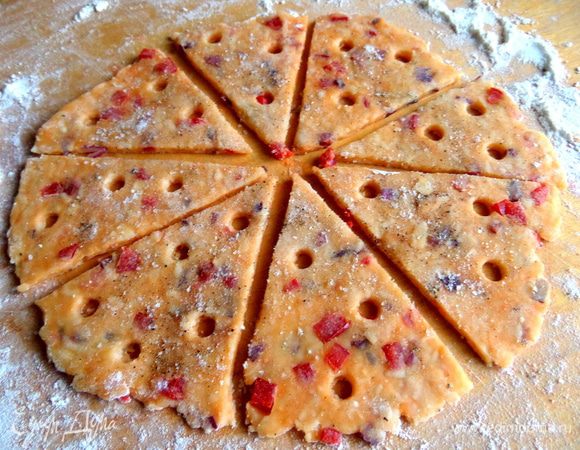 Продолжаем раскатывать следующую партию. Здесь теста я взяла поменьше и получились ровные треугольники.