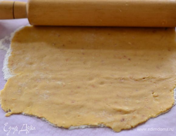 И очень тоненько раскатать,если прилипает к скалке, присыпайте мукой,у меня немного прилипали края.