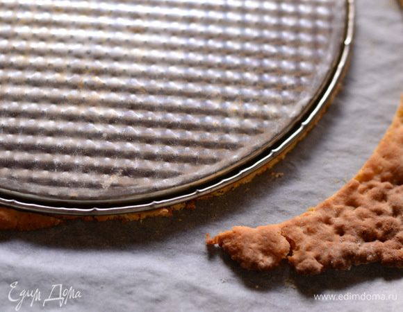 Выпекать каждый корж при температуре 200 градусов около 13 минут до золотистого цвета. Выложить на еще горячий корж форму и вырезать ножом по кругу диаметром вашей формы.