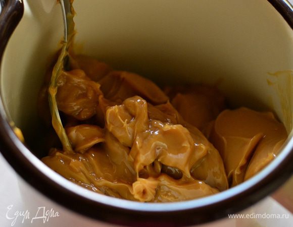 Сгущенное молоко хорошенько перемешать ложкой. Молоко должно быть обязательно холодным,из холодильника!