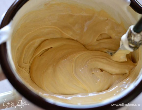 В ингредиентах я указала 700 грамм сгущенного молока,я не взвешивала,а указала приблизительно,вы отвариваете 2 баночки по 380 г ,с одной 3 ст.ложки в тесто,а остальное в крем. Добавьте немного сливок к сгущенному молоку,перемешайте.