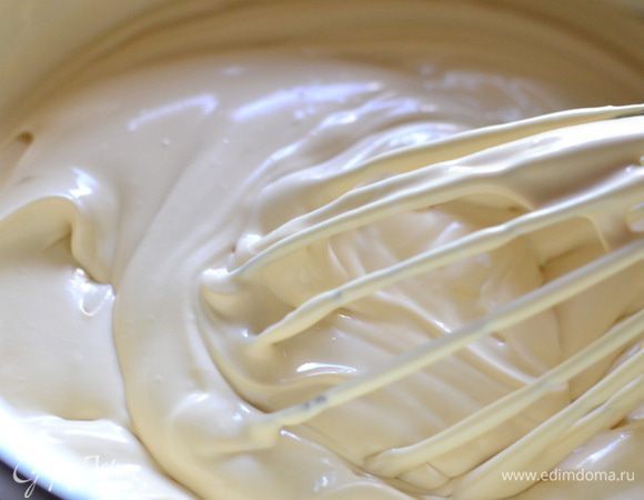 Этот крем добавьте ко взбитыми сливками и до однородности перемешайте венчиком. Крем готов.