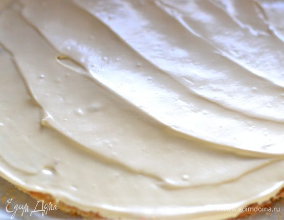 Смазываем каждый корж кремом.