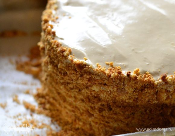 Обрезки измельчить в крошку,обсыпать бока.