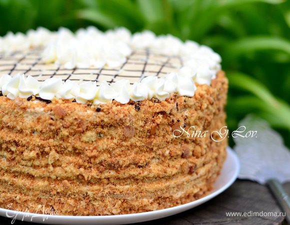 Украсить тортик по желанию. Я украсила сметанным кремом, просто взбила очень жирную сметану с сахаром и загустителем для сливок, растопленным белым и черным шоколадом.Дать тортику постоять около 30-40 минут при комнатной температуре. И отправить в холодильник на ночь.