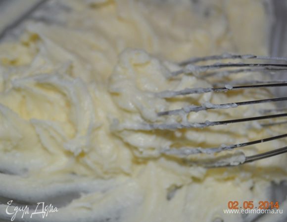 Взбиваем масло с сахарной пудрой. 