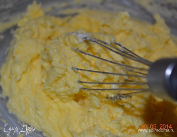 Добавляем одно яйцо и продолжаем взбивать до загустения. Затем добавляем желтки и снова взбиваем.