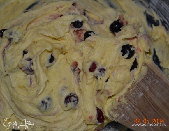 Всыпаем ягоды. Если у вас мороженые ягоды, то их предварительно не надо размораживать. Так с морозилки и всыпаем в тесто.